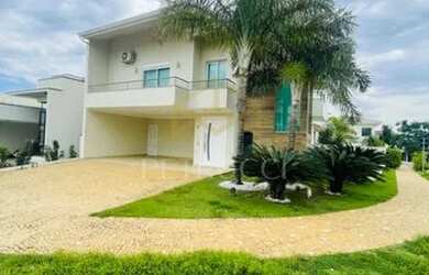 Imagem: A casa em condomínio possui 4 Dormitórios, 4 Banheiros, 4