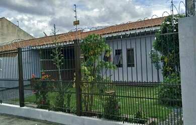 Imagem: A casa possui 4 Dormitórios, 3 Banheiros, 3 Vagas na garagem