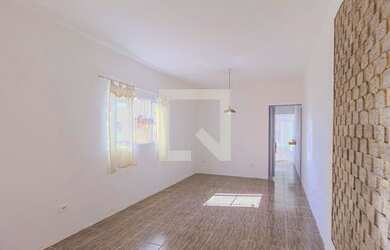 Imagem: A casa possui 2 Dormitórios, 1 Banheiro, 1 Vaga na garagem