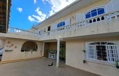 Imagem: A casa possui 4 Dormitórios, 3 Banheiros, 3 Vagas na garagem