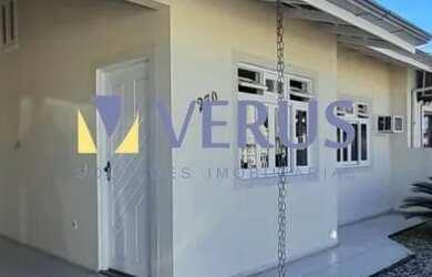 Imagem: A casa possui 3 Dormitórios, 2 Banheiros, 1 Vaga na garagem