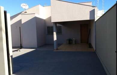 Imagem: A casa possui 3 Dormitórios, 2 Banheiros, 3 Vagas na garagem