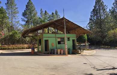 Imagem 11: LINDO TERRENO DE ESQUINA, NA FRENTE DO LAGO COM VISTA PARA AS MONTANHAS NO COND. MORADA DA