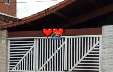 Imagem: A casa possui 2 Dormitórios, 2 Banheiros, 2 Vagas na garagem