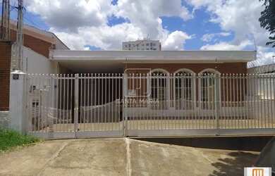 Imagem: A casa possui 3 Dormitórios, 3 Banheiros, 4 Vagas na garagem