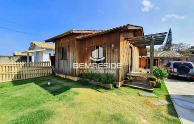 Imagem: A casa possui 4 Dormitórios, 3 Banheiros, 1 Vaga na garagem