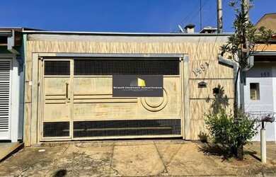 Imagem: A casa possui 2 Dormitórios, 1 Banheiro, 2 Vagas na garagem