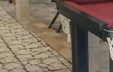 Imagem: A casa possui 3 Dormitórios, Acomodam 8 pessoas, 2 Vagas na