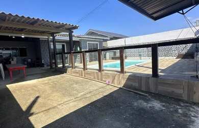 Imagem: A casa possui 3 Dormitórios, Acomodam 15 pessoas, 3 Vagas na