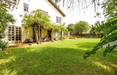 Imagem: A casa possui 4 Dormitórios, 3 Banheiros, 4 Vagas na garagem