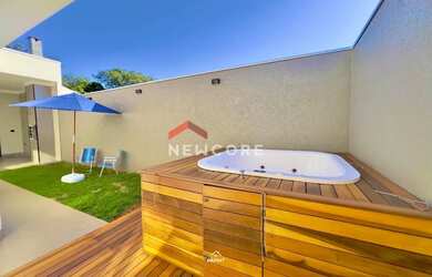 Imagem: A casa possui 3 Dormitórios, 3 Banheiros, 2 Vagas na garagem