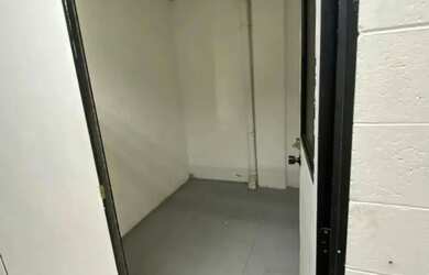 Imagem: O depósito possui 5 Vagas na garagem e 1300m² de Área e está