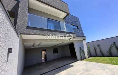 Imagem: A casa possui 3 Dormitórios, 2 Banheiros, 2 Vagas na garagem