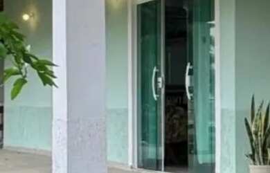 Imagem: A casa possui 3 Dormitórios, 2 Banheiros, 2 Vagas na garagem