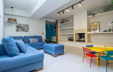 Imagem: A casa possui 3 Dormitórios, 4 Banheiros, 2 Vagas na garagem