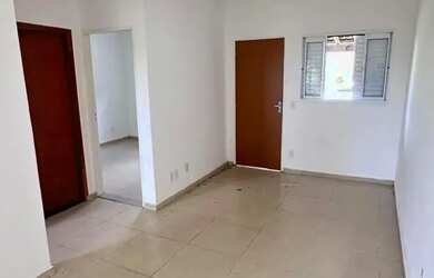 Imagem: A casa possui 2 Dormitórios, 1 Banheiro, 2 Vagas na garagem