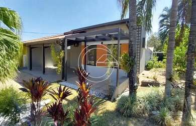 Imagem: A casa possui 3 Dormitórios, 2 Banheiros, 4 Vagas na garagem