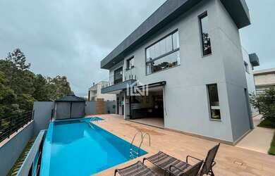 Imagem: A casa em condomínio possui 4 Dormitórios, 4 Banheiros, 5