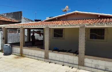 Imagem: A casa possui 3 Dormitórios, 2 Banheiros, 4 Vagas na garagem
