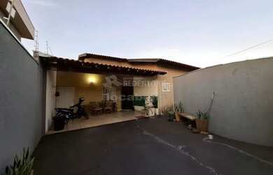 Imagem: A casa possui 3 Dormitórios, 4 Banheiros, 2 Vagas na garagem