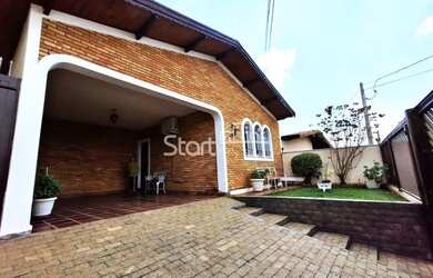 Imagem: A casa possui 3 Dormitórios, 3 Banheiros, 4 Vagas na garagem