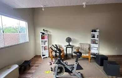 Imagem: A casa possui 3 Dormitórios, 2 Banheiros, 1 Vaga na garagem