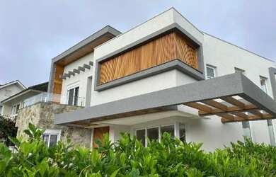 Imagem: A casa em condomínio possui 4 Dormitórios, 5 Banheiros, 4