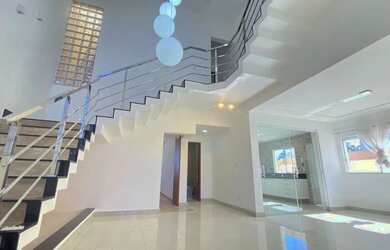 Imagem: A casa em condomínio possui 4 Dormitórios, 1 Banheiro, 2 Vagas