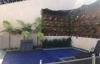 Imagem: A casa possui 4 Dormitórios, 5 Banheiros, 4 Vagas na garagem