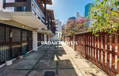 Imagem: A casa possui 3 Dormitórios, 3 Banheiros, 2 Vagas na garagem