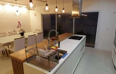 Imagem: A casa em condomínio possui 4 Dormitórios, 4 Banheiros, 4