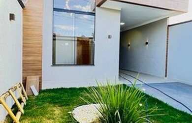 Imagem: A casa possui 2 Dormitórios, 2 Banheiros, 3 Vagas na garagem