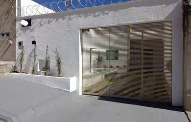 Imagem: A casa possui 2 Dormitórios, 1 Banheiro, 2 Vagas na garagem