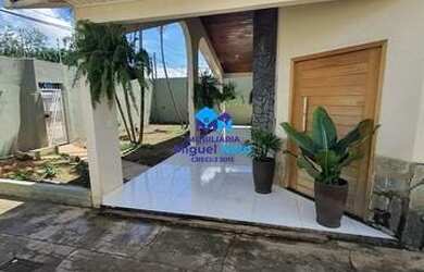 Imagem: A casa possui 3 Dormitórios, 2 Banheiros, 5 Vagas na garagem