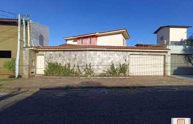 Imagem: A casa possui 4 Dormitórios, 4 Banheiros, 4 Vagas na garagem