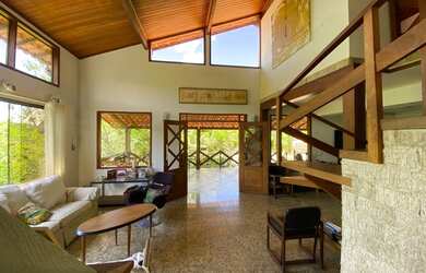 Imagem: A casa em condomínio possui 5 Dormitórios, 5 Banheiros, 5