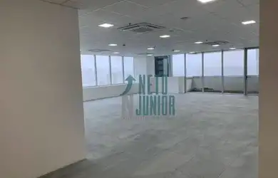 Imagem: O depósito possui 3 Vagas na garagem e 158m² de Área e está