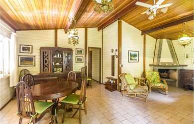 Imagem: A casa possui 3 Dormitórios, 3 Banheiros, 5 Vagas na garagem