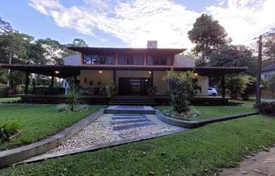 Imagem: A casa possui 4 Dormitórios, 3 Banheiros, 3 Vagas na garagem