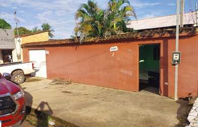 Imagem: A casa possui 3 Dormitórios, 2 Banheiros e 2 Vagas na garagem