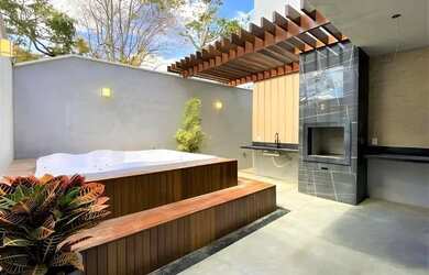 Imagem: A casa possui 3 Dormitórios, 3 Banheiros, 4 Vagas na garagem