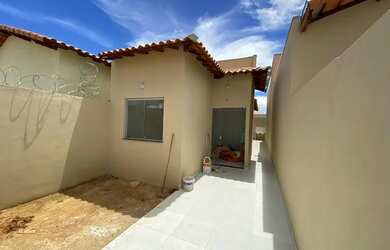 Imagem: A casa possui 3 Dormitórios, 1 Banheiro, 1 Vaga na garagem