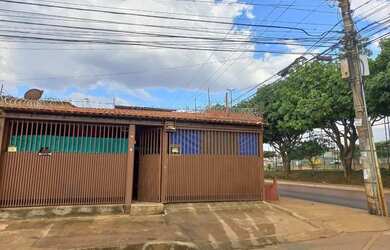 Imagem: A casa possui 2 Dormitórios, 1 Banheiro, 3 Vagas na garagem