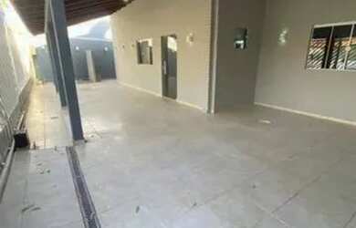 Imagem: A casa possui 3 Dormitórios, 2 Banheiros, 1 Vaga na garagem