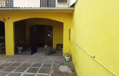 Imagem: A casa possui 2 Dormitórios, 2 Banheiros, 2 Vagas na garagem