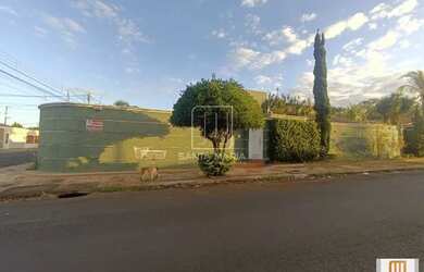 Imagem: A casa possui 3 Dormitórios, 4 Banheiros, 5 Vagas na garagem