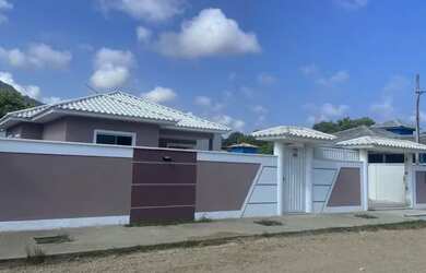 Imagem: A casa possui 3 Dormitórios, 2 Banheiros, 2 Vagas na garagem