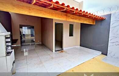 Imagem: A casa possui 2 Dormitórios, 2 Banheiros, 2 Vagas na garagem