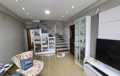 Imagem: A casa possui 4 Dormitórios, 3 Banheiros, 2 Vagas na garagem