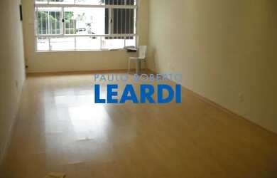 Imagem: A casa possui 3 Dormitórios, 4 Banheiros, 2 Vagas na garagem